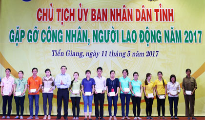 Chủ tịch UBND tỉnh Lê Văn Hưởng đối thoại với CNLĐ.