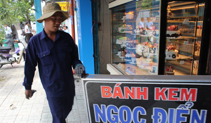 Bảng hiệu của một cửa hàng sau khi tháo dỡ được trả lại cho chủ.
