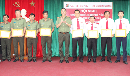 Đại diện 8 tập thể nhận Giấy khen của Giám đốc Công an Tiền Giang.