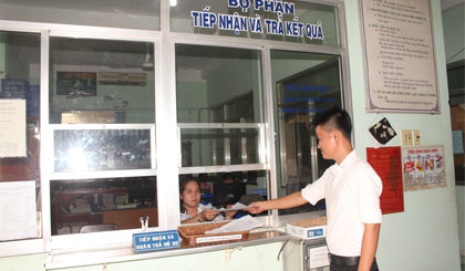 Người dân đến liên hệ giải quyết công việc tại bộ phận “Một cửa” ở UBND xã Tân Mỹ Chánh. Ảnh: Ngọc Trung
