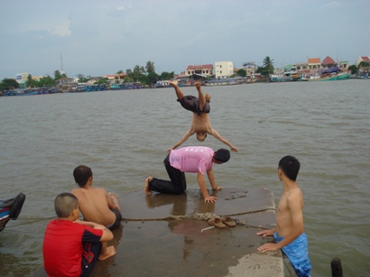 Tắm sông - Trò chơi nguy hiểm của trẻ em