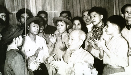 Bác Hồ với các cháu thiếu nhi dũng sĩ miền Nam ra thăm miền Bắc (13-2-1969).