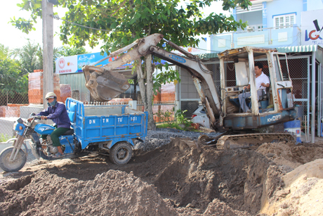 Thiếu hụt nguồn cát đang khiến nhà thầu lao đao.