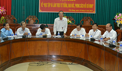 ông Nguyễn Thanh Hiền, Bí thư chi bộ, Phó trưởng Ban Thường trực Ban Tuyên giáo Tỉnh ủy phát biểu tại buổi tọa đàm
