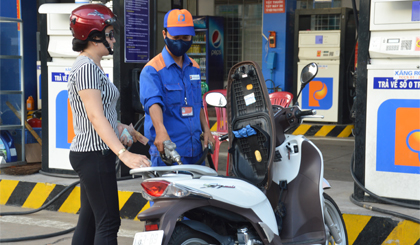 Khách hàng mua dầu tại cửa hàng của Công ty xăng dầu Tiền Giang.