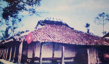 Đình Long Hưng - nơi cờ đỏ sao vàng 5 cánh xuất hiện đầu tiên, do đồng chí Phan Văn Khỏe trực tiếp chỉ đạo và tham gia thiết kế.