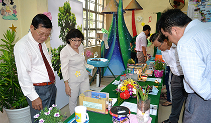 Đại biểu tham quan triễn lãm Cuộc thi 