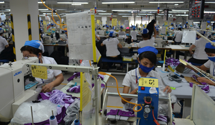 Do không tìm được việc làm theo ngành nghề đã được đào tạo, không ít sinh viên sau khi tốt nghiệp ra trường phải  đi làm công nhân.          								               Ảnh: Thu Hoài