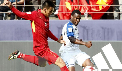 Pha tranh bóng giữa cầu thủ U20 Honduras Darixon Vuelto (phải) và cầu thủ U20 Việt Nam Hồ Tấn Tài (trái) trong trận đấu. (Nguồn: EPA/TTXVN)