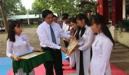 Ông Nguyễn Văn Danh phát thưởng cho học sinh giỏi 
