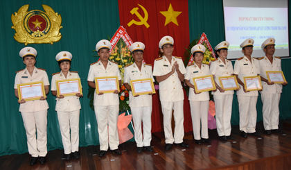 Đại tá Nguyễn Hữu Trí, Ủy viên Ban Thường vụ Tỉnh ủy - Giám đốc Công an tỉnh tặng Giấy khen cho các tập thể, cá nhân lập thành tích xuất sắc trong đợt thi đua đặc biệt chào mừng kỷ niệm 50 năm Ngày thành lập lực lượng Thanh tra CAND. Ảnh:  ĐẶNG THANH