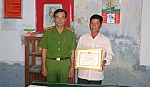Khen thưởng anh Lê Văn Tiếp dũng cảm cứu người