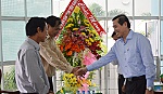 Chủ tịch UBND tỉnh Lê Văn Hưởng chúc mừng các cơ quan báo chí