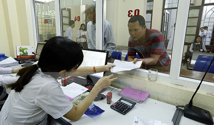 Làm thủ tục thanh toán viện phí ở một bệnh viện. (Ảnh: Dương Ngọc/TTXVN)