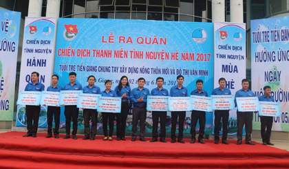 BTV Tỉnh đoàn trao bảng tượng trưng công trình thanh niên cấp tỉnh cho các huyện, thành, thị đoàn trị giá gần 1 tỷ đồng.