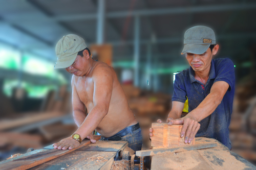 Cưa và bào là 2 khâu quan trọng đầu tiên để làm nên chiếc tủ thờ Gò Công tinh xảo.