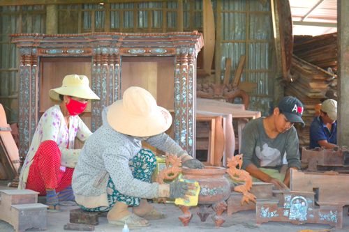 Sản xuất chiếc tủ thờ Gò Công phải trải qua 6 công đoạn: Cưa, tiện, mộc, cẩn, sơn, ráp thành. Mỗi thợ chỉ đảm nhận một công đoạn. Ngoài sản xuất tủ thờ, các thợ còn làm thêm các sản phẩm truyền thống khác của người Việt Nam.