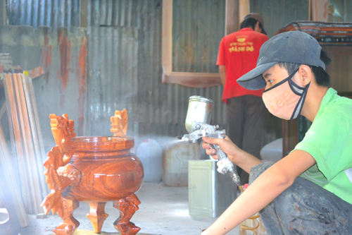 Phun sơn - công đoạn cuối cùng để hoàn thành chiếc lư, một phụ kiện đi kèm, làm tôn vinh thêm vẻ đẹp của tủ thờ Gò Công.