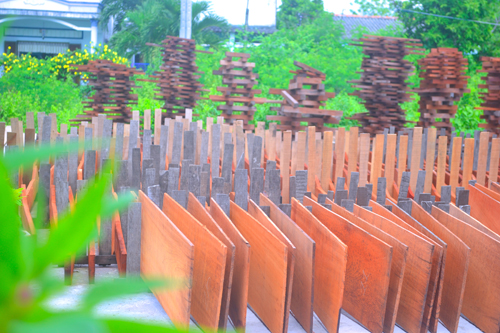 Gỗ phải phơi trong 1 tháng, lúc phơi phải thường xuyên trở đều 2 mặt để gỗ không bị cong. Sau đó đem đi sấy để gỗ không bị mối mọt đục hoặc bị co giãn gây hở mối nối giữa các chi tiết.