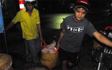 Tiếp đến là chuyển thịt heo đến sạp.
