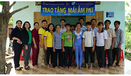 Đại diện Hội LHPN Tỉnh Tiền Giang cùng đại diện Lãnh đạo 