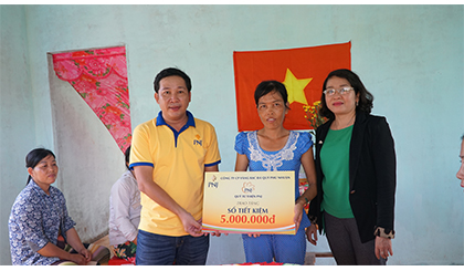 Ông Lưu Giang – GĐ Bán hàng Khu vực Tiền Giang đã trao bảng tượng trưng số tiền 40 triệu đồng xây dựng Mái Ấm PNJ và 1 sổ tiết kiệm trị giá 5 triệu đồng cho Hộ gia đình Chị Ngô Thị Dũng 