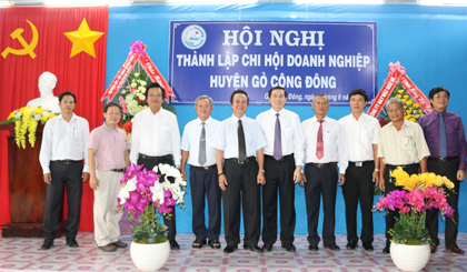 Ông Lê Văn Hưởng, Chủ tịch UBND tỉnh (người đứng thứ năm từ phải qua) cùng lãnh đạo Hiệp hội DN tỉnh và chính quyền địa phương chúc mừng Ban Chấp hành Chi hội DN huyện Gò Công Đông