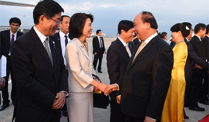 Đại diện Chính phủ Nhật Bản tiễn Thủ tướng Nguyễn Xuân Phúc, Phu nhân và Đoàn đại biểu cấp cao Việt Nam kết thúc chuyến thăm chính thức Nhật Bản, lên đường về nước. Ảnh: VGP/Quang Hiếu