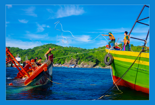 Tác phẩm: Cứu hộ tàu gặp nạn trên biển - Tác giả: Lê Khoa (Giải Nhì)