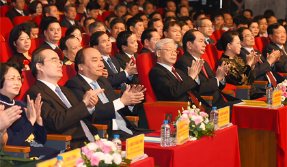 Lãnh đạo Đảng, Nhà nước và các đại biểu dự lễ tuyên dương điển hình tiên tiến. Ảnh: VGP/Quang Hiếu