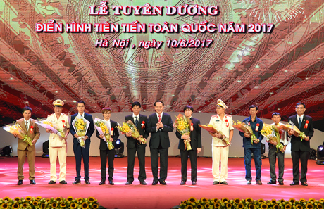 Chủ tịch nước Trần Đại Quang tặng hoa các điển hình tiên tiến. Ảnh: VGP/Quang Hiếu