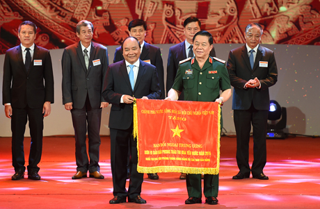 Thủ tướng Nguyễn Xuân Phúc tặng Cờ thi đua cho các đơn vị. Ảnh: VGP/Quang Hiếu
