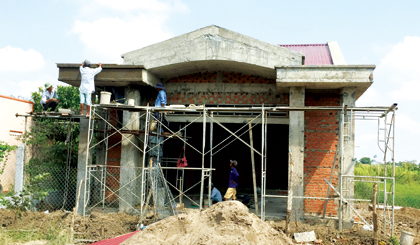 Xã Long Hòa đang khẩn trương xây dựng 2 nhà văn hóa liên ấp. 