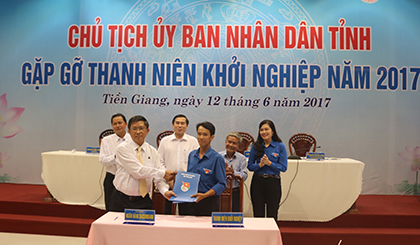 Ngân hàng Sacombank ký kết giải ngân vốn 550 triệu đồng hỗ trợ 5 dự án khởi nghiệp.