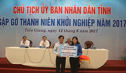 Các doanh nghiệp trong và ngoài tỉnh đã trao tặng nguồn vốn để ĐV-TN thực hiện ước mơ khởi nghiệp tônhr trị giá 250 triệu đồng.