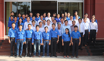 Đại biểu và Đv-TN tham dự chương trình cùng chụp ảnh lưu niệm.