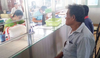 Người dân đến liên hệ tại bộ phận “Một cửa” của UBND xã Đông Hòa Hiệp, huyện Cái Bè. Ảnh: Thanh Trường