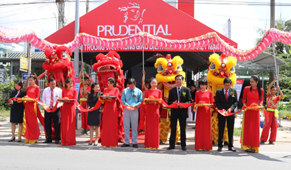 Nghi thức cắt băng khai trương Văn phòng Giao dịch bảo hiểm Prudential Việt Nam tại huyện Gò Công Tây