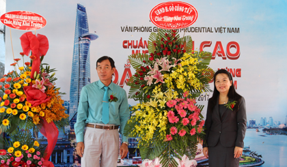 Đại diện lãnh đạo UBND huyện Gò Công Tây chúc mừng Văn phòng Giao dịch bảo hiểm Prudential Việt Nam khai trương tại huyện Gò Công Tây