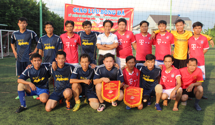 2 đội chụp hình lưu niệm.