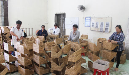 Thủ công mỹ nghệ được xem là mặt hàng sản xuất chủ lực của HTX Quang Minh.
