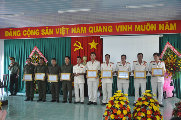 Đại tá Nguyễn Văn Lộc, Phó Giám đốc Công an tỉnh khen thưởng cho các cá nhân đạt thành tích.
