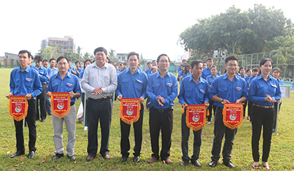 Các cum đoàn trực thuộc nhận cờ ra quân Chiến dịch 