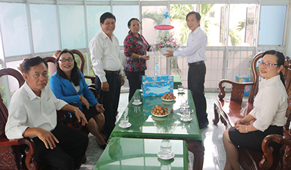 Đoàn Liên đoàn Lao động, Công đoàn Viên chức tỉnh chúc mừng Báo Ấp Bắc.