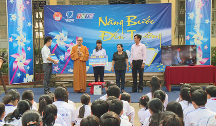 Chương trình Nâng bước đến trường mang niềm vui đến với học sinh vượt khó.