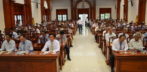 Các đại biểu về dự họp mặt.
