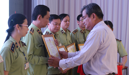 Trao bằng khen của Bộ Công thương cho các tập thể, cá nhân.