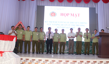 Trao kỷ niệm chương của Bộ Công thương cho các cá nhân.