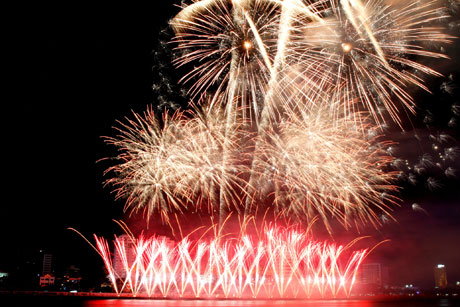Màn trình diễn pháo hoa của đội Howard and Sons Pyrotechnics (Australia). Ảnh: VGP/Hồng Hạnh