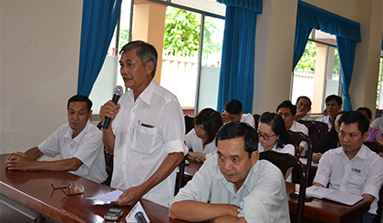 Cử tri xã Bình Phục Nhứt, huyện Chợ Gạo phát biểu ý kiến tại buổi tiếp xúc cử tri